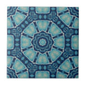 Kaleidoskopisches Weichblau und Indidigo Geometric Fliese (Vorderseite)