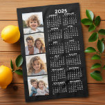 Kalender 2025 mit 4 FotoCollage Black Geschirrtuch<br><div class="desc">Eine 4-Foto-Collage mit einem Kalender 2025. Ein lustiger Gegenstand für das neue Jahr. Fügen Sie diesem Design 4 quadratische Fotos hinzu. Mit etwas Arbeit können Sie die Hintergrundfarbe und die Kalenderfarbe ändern,  wenn Sie auf die Option Anpassen klicken und verschiedene Farben auswählen.</div>