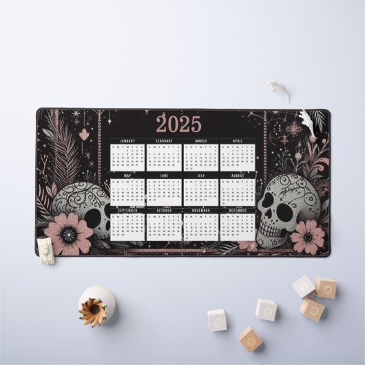Kalender 2025 mit Blume und Skullen Schreibtischunterlage (Kindertisch)