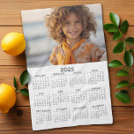 Kalender 2025 mit Foto - Vollansicht des Jahres Geschirrtuch<br><div class="desc">Ein sehr nützlicher Artikel für Schule oder Zuhause. Ein Standardkalender mit einem Foto oben. Hier sehen Sie eine komplette Jahresansicht aller Daten.</div>