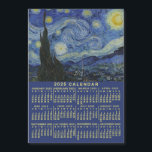 Kalender 2025 Starry Night oder Foto Magnet<br><div class="desc">Dieser Kühlschrankmagnet des Monats 2025 zeigt die Wochentage für jeden Monat fett und leicht lesbar. Vincent van Gogh's wunderschöne, berühmte Gemälde "The Starry Night" Erholungen über dem Kalender. Während des bleibe des niederländischen postimpressionistischen Malers am Asyl von Saint Remy in den 1880er Jahren malte van Gogh die sanften Hügel und...</div>