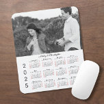 Kalender für personalisierte Fotos 2025 Mousepad<br><div class="desc">Behalt die Person, die du in der Nähe Liebe, mit einem personalisierten 2025 Kalendermauspad. Ersetzen Sie das Beispiel-Foto und die Namen in der Sidebar durch das eigene. Der benutzerdefinierte Text befindet sich in einem eleganten schwarzen Skript-Schriftart. Unten ist es ein leicht zu lesender Kalender 2025 mit schwarzen Wochentagen und roten...</div>