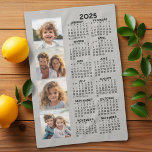 Kalender mit 4 Fotomaterial Geschirrtuch<br><div class="desc">Eine 4-Foto-Collage mit einem Kalender 2025. Ein lustiger Gegenstand für das neue Jahr. Fügen Sie diesem Design 4 quadratische Fotos hinzu. Mit etwas Arbeit können Sie die Hintergrundfarbe und die Kalenderfarbe ändern,  wenn Sie auf die Option Anpassen klicken und verschiedene Farben auswählen.</div>