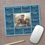Kalender mit Foto im Zentrum Mousepad<br><div class="desc">Eine Foto-Collage mit einem Kalender 2024 und einem Raum zum Hinzufügen von Text. Eine tolle Möglichkeit, Ihr LieblingsFoto das ganze Jahr hindurch zu zeigen. Ein lustiger Artikel für das neue Jahr, der im Büro oder auf der Zuhause verwendet werden kann. Um die Farben im Hintergrund und Kalender zu ändern, klicken...</div>