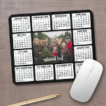 Kalender mit Foto im Zentrum Schwarz-weiß Mousepad<br><div class="desc">Eine Foto-Collage mit einem Kalender und Raum zum Hinzufügen von Text. Eine tolle Möglichkeit, Ihr LieblingsFoto das ganze Jahr hindurch zu zeigen. Ein lustiger Artikel für das neue Jahr, der im Büro oder auf der Zuhause verwendet werden kann. Um die Farben im Hintergrund und Kalender zu ändern, klicken Sie auf...</div>