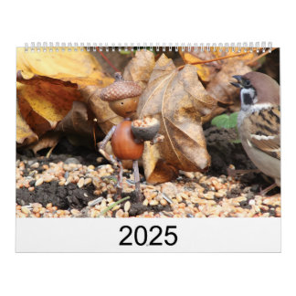 Kalender mit gebastelten Figuren aus Eicheln 