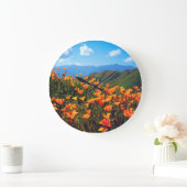 Kalifornische Pfeffer, die einen Hügel bedecken Große Wanduhr (Zuhause)