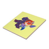 Kaliko Veiltail Goldfisch auf gelber Fliese (Seite)