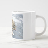 Kalikokatze, die Hinterbeine leckt Jumbo-Tasse (Rechts)