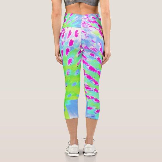 Kalkgrün und Lila Abstrakte Kone-Blume Capri Leggings (Rückseite)