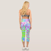 Kalkgrün und Lila Abstrakte Kone-Blume Capri Leggings (Rückseite)