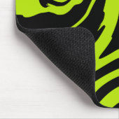 Kalkgrün und schwarz-Retromarmorwirbel Mousepad (Ecke)