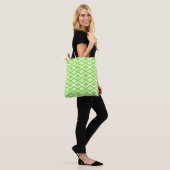Kalkgrün-weiße Diamantmuster Tasche (Am Model)