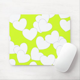 Kalkgrüne Mousepad mit großen weißen Herzen