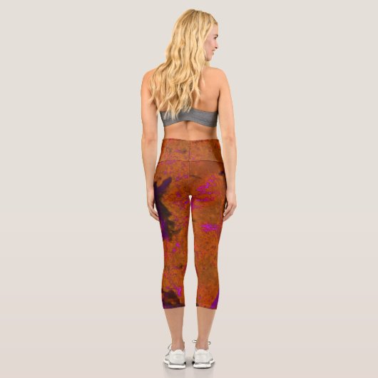 Kalkstein Abstrakt in Purpur und Burnt Orange Capri Leggings (Rückseite)