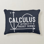 Kalkulieren Sie die "Rocket Science Funny Math" Dekokissen<br><div class="desc">Funny Mathe Science Schule Nerd Design für jeden Mathe Genie oder Geek mit einem guten Gefühl des Spaßes. Das lustige Sprichwort ist "Calculus - Es ist eigentlich Raketenwissenschaft" mit einem x-y-Achse Diagramm</div>