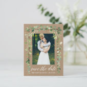 Kalligrafie Botanischer Save the Date Wood Kraft Ankündigungspostkarte (Stehend Vorderseite)