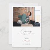 Kalligrafie Chic Pastell Kommt Bald Schwangerschaf Einladung (Vorderseite)