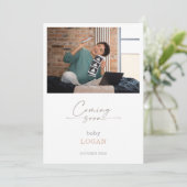 Kalligrafie Chic Pastell Kommt Bald Schwangerschaf Einladung (Stehend Vorderseite)