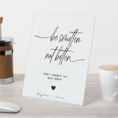 Kalligrafie darf nicht durch Bitten-Bug-Zeichen ge Sockelschild (In SItu)