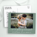 Kalligrafie Erheiraten Save the Date grün Postkarte<br><div class="desc">Modern Trendy Calligraphy Script Couple Foto Wir werden verheiratet Save the Date Verlobung Ankündigung Postcard - Sage Green</div>