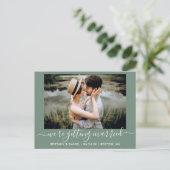 Kalligrafie Erheiraten Save the Date grün Postkarte (Stehend Vorderseite)