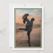 Kalligrafie & Sage Green Gerahmt Classic Foto Save The Date (Rückseite)