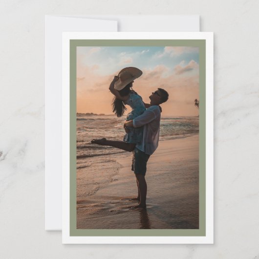 Kalligrafie & Sage Green Gerahmt Classic Foto Save The Date (Rückseite)