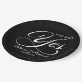 Kalligrafie sagte sie Yes Engagement Party Black Pappteller (Schrägansicht)