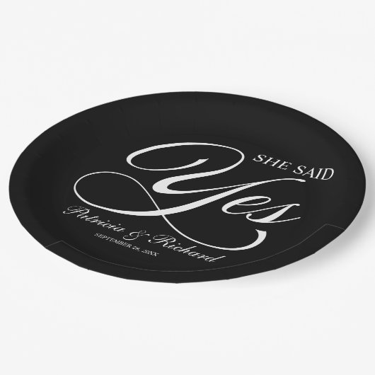 Kalligrafie sagte sie Yes Engagement Party Black Pappteller (Schrägansicht)