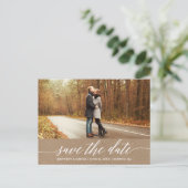 Kalligrafie Script Kraft Save the Date Foto Postkarte (Stehend Vorderseite)