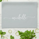 Kalligrafie-Seite Grünes Monogramm-Namensskript Geschirrtuch<br><div class="desc">Eleganter Chic Modern Sage Green Monogram Name Signature Script Custom Personalisiert Kitchen Handtuch. Mit individuelle Name in einem handgeschriebenen Schwanz Schriftart Kalligraphie (oder Typografie) auf schläfengrünem oder staubgrünem Hintergrund. Diese sind einfach zu anpassen. Große stilvolle feminine Hauswärmeschenke, auch zum Geburtstag, zur Hochzeit, zum Muttertag, zum Brautparty und für das Mädchen,...</div>