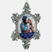 Kalligrafie Unser erstes Weihnachtspaar Foto Blau Schneeflocken Zinn-Ornament (Links)