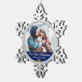 Kalligrafie Unser erstes Weihnachtspaar Foto Blau Schneeflocken Zinn-Ornament (Rechts)