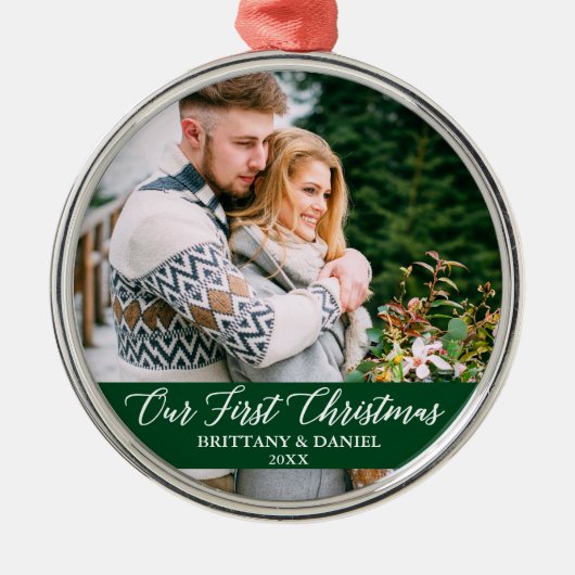 Kalligrafie Unser erstes Weihnachtspaar Grün Ornament Aus Metall (Vorne)