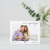 Kalligrafie Wir erwarten die Ankündigung von Baby Postkarte (Stehend Vorderseite)