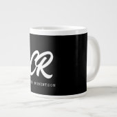 Kalligrafischer Monogrammname Schwarz-weißes benut Jumbo-Tasse (Vorderseite Rechts)