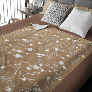 Kalligrafischer Name Anfangsweißes Herz mit Pfeil Fleecedecke