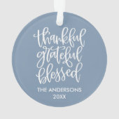 Kalligraphie Dankbar, gesegnet, dusty Blue Ornament (Rückseite)