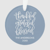 Kalligraphie Dankbar, gesegnet, dusty Blue Ornament (Vorderseite)
