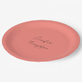 Kalligraphie Eleganto Coral Pink Schlicht Einfache Pappteller (Schrägansicht)