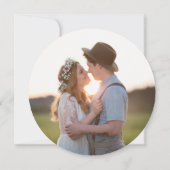 Kalligraphie Rundholz Rustikales Foto Save the Dat Einladung (Rückseite)