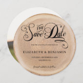 Kalligraphie Rundholz Rustikales Foto Save the Dat Einladung (Vorne/Hinten)
