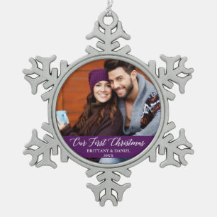 Kalligraphie Unser erstes WeihnachtsFoto Lila Schneeflocken Zinn-Ornament