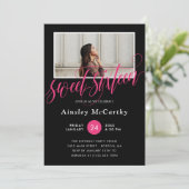 Kalligraphie-Wirbel Schwarz und Heiß rosa Foto Swe Einladung (Stehend Vorderseite)