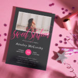 Kalligraphie-Wirbel Schwarz und Heiß rosa Foto Swe Einladung<br><div class="desc">Schwarz-Rosa 16 . Geburtstag feiert Einladung mit 16 . Geburtstag in einer wunderschönen rosa Kalligraphie-Drehbuch geschrieben,  reich an Wirbel auf einem Foto des Geburtstagsmädchens in einem dünnen weißen Rahmen. Die Einladung ist in Weiß und schwarz geschrieben. Auf der Rückseite befindet sich ein Büffel-Karo in schwarz und rosa.</div>