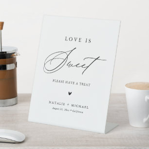 Kalligraphische Liebe ist süßer Hochzeitstisch Sockelschild