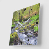 Kalming Woodland Stream Quadratische Wanduhr (Winkel)