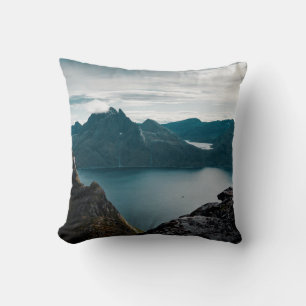 KALMKÖRPER DES WASSERS IN DER NÄHE DES BERGS KISSEN