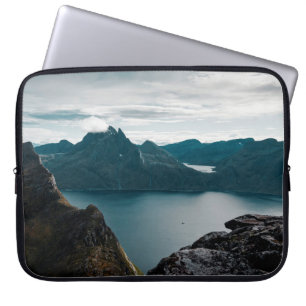 KALMKÖRPER DES WASSERS IN DER NÄHE DES BERGS LAPTOPSCHUTZHÜLLE